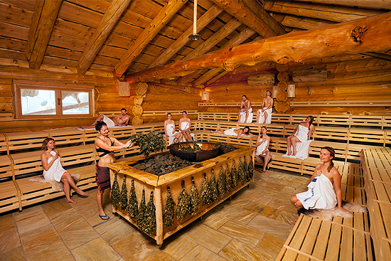 Wenik-Zeremonie in der russischen Banja(©Foto: Therme Erding)